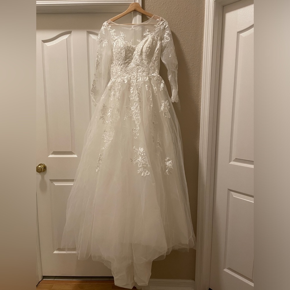 NWT beautiful long sleeve wedding dress bridal gown